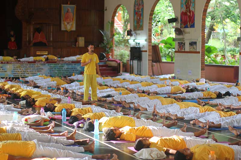 یوگا شیواندانا در دوره مربیگری دانش یوگا 